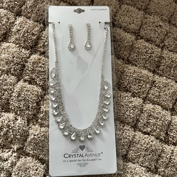 Crystal Avenue Jewelry - Silver Teardrop Necklace & Earring Set - Clear Crystal